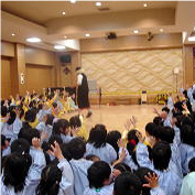 幼稚園や保育園、子ども会などのキッズイベントに限り、特別価格にて大道芸人、マジックショー、腹話術ショー、紙芝居ショーなどを派遣するイベントプランのご用意!