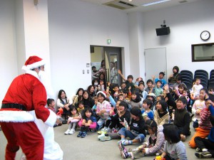 山梨県の図書館イベントに、大道芸人を派遣いたしました。