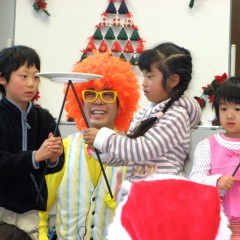 山梨県の図書館イベントに、大道芸人を派遣いたしました。