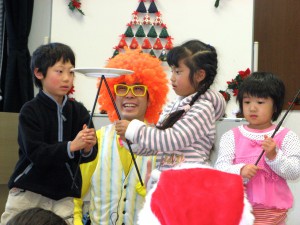 山梨県の図書館イベントに、大道芸人を派遣いたしました。