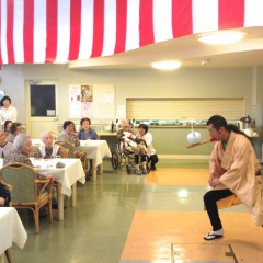 東京都町田市の高齢者施設イベントへ、　パフォーマーを派遣しました。