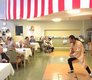 東京都町田市の高齢者施設イベントへ、　パフォーマーを派遣しました。