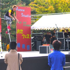 愛知県の学園祭イベントに、大道芸人を派遣いたしました。