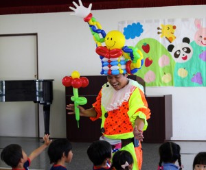 神奈川県伊勢原市の幼稚園へ、バルーンパフォーマーを派遣。