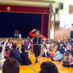 西東京市の小学校芸術鑑賞会へ、大道芸人を派遣しました！