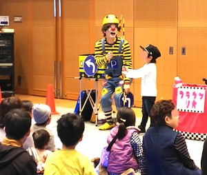 香川県三豊市のフェスタに交通安全ショーとしてピエロを派遣しました。