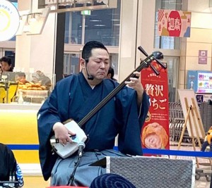 福岡県糟屋郡粕屋町のキャンペーンイベントに和妻パフォーマーと三味線奏者を派遣しました。