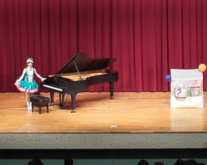 兵庫県豊岡市の親子観劇に歌のおねえさんを派遣しました。
