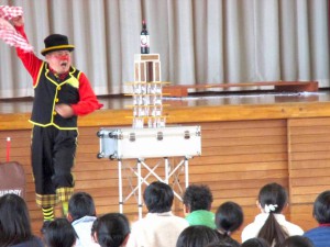 栃木県河内郡の子ども会に大道芸人を派遣しました。