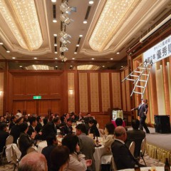 長崎県佐世保市で開かれた懇親会に大道芸人を派遣しました。